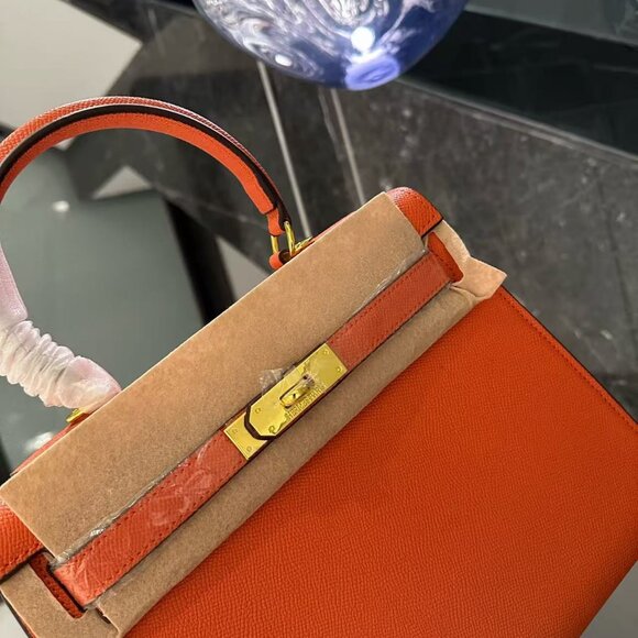 Classic Hermes Bag: A Stylish and Versatile Choice for Elegance - Picture 3 of 7